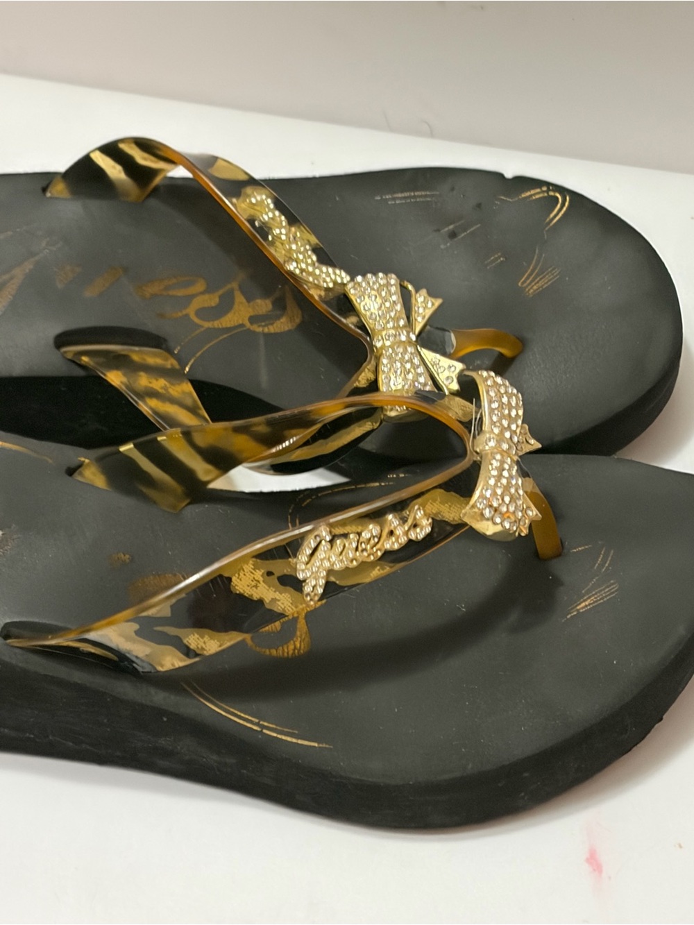 Guess Black & Gold Rhinestone Bow Flip-Flop Sandals Sz 7 Women - Picture 4 of 5